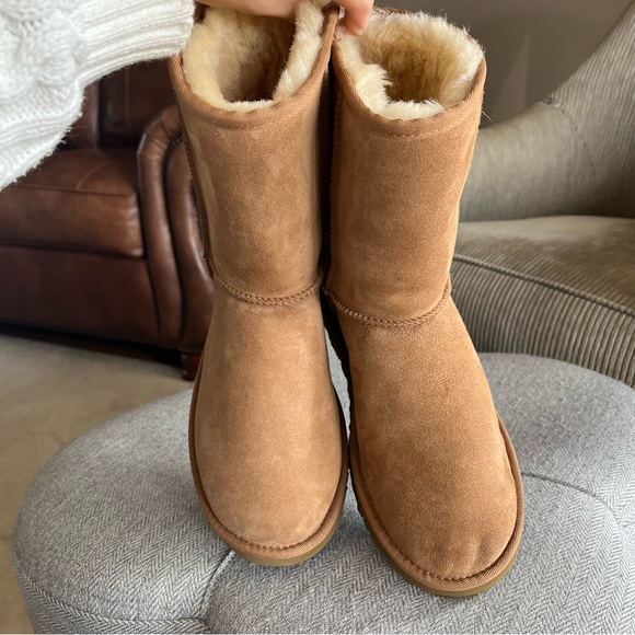 UGG Classic Short II - Picture 3 of 5